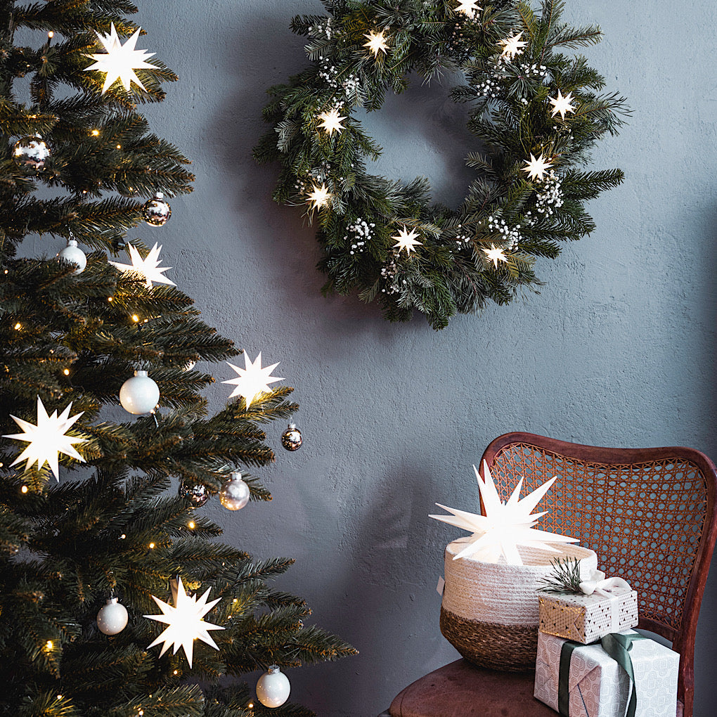 LED Lichterkette Leuchtsternenkette/ Baby-Sternenlichterkette 18 Zacken, weiß, 9 Sterne Ø 8cm - für innen und außen, mit Trafo